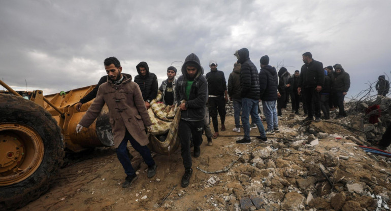 Palestinos buscan supervivientes tras ataques aéreos israelíes en Deir Al Balah. Foto: EFE