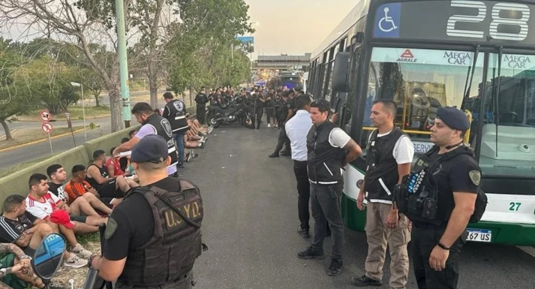 Detención de los barra de River por incidentes en los alrededores del Monumental. Foto: NA.