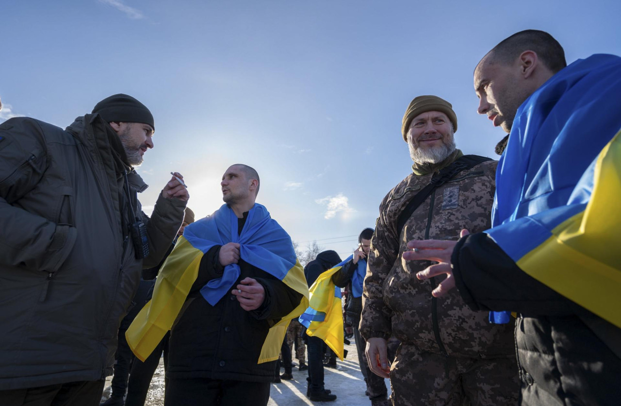 Prisioneros ucranianos fueron liberados por Rusia en un intercambio. Foto: EFE.