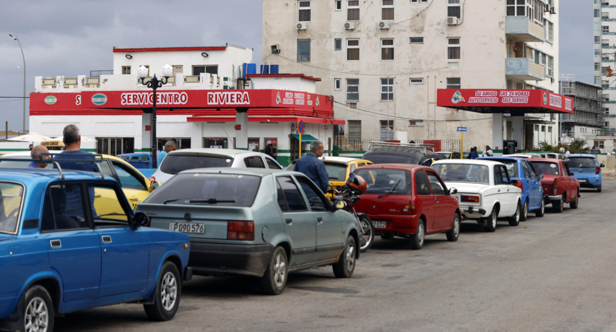 Cubanos esperando cargar combustibles. Foto: EFE