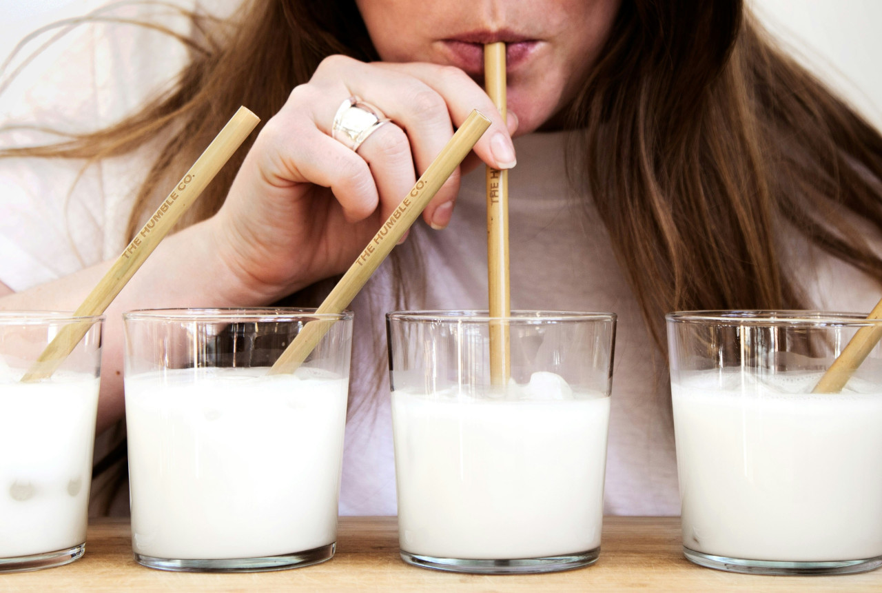 Qué es la leche dorada y por qué se ha convertido en el superalimento más  deseado