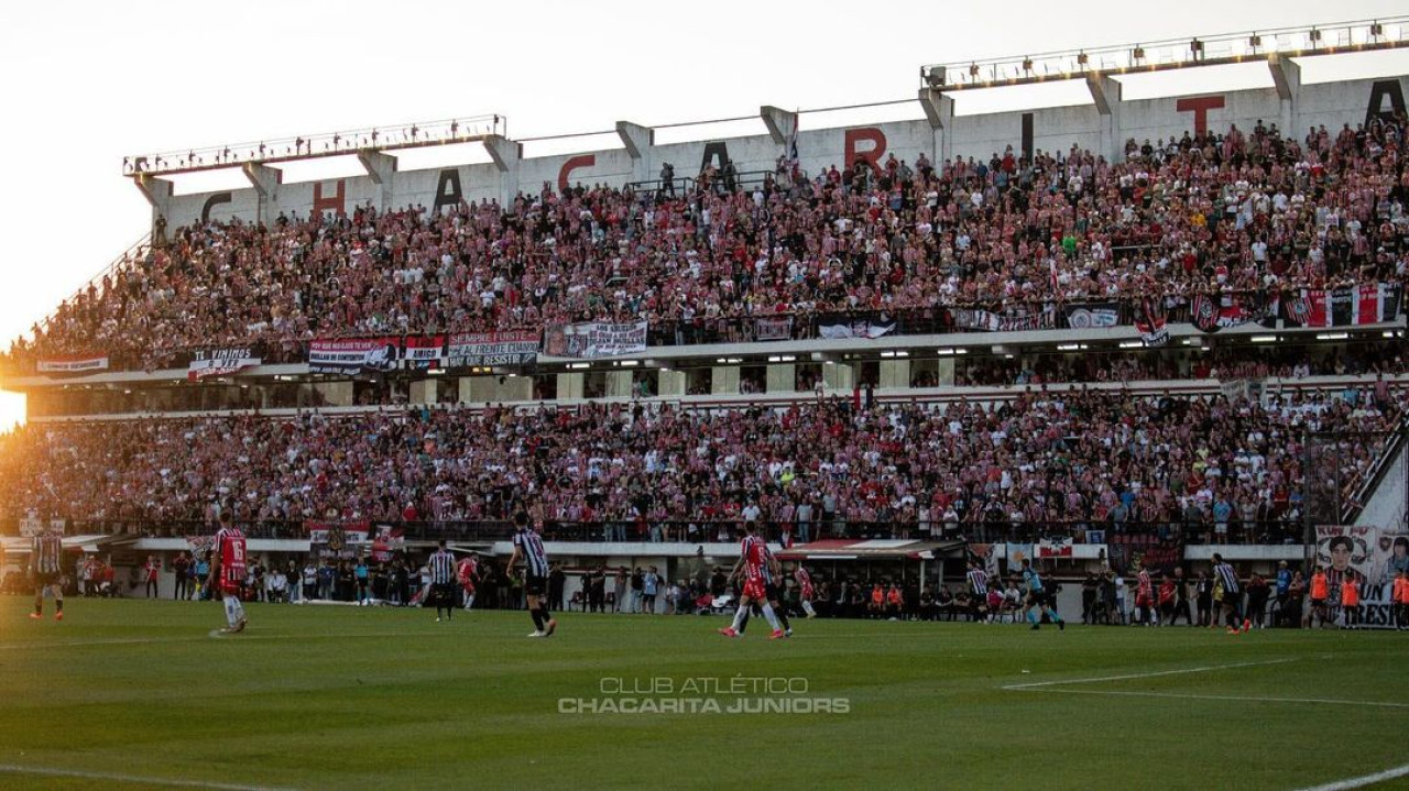 Hinchada de Chacarita. Foto: Instagram @chacaoficial