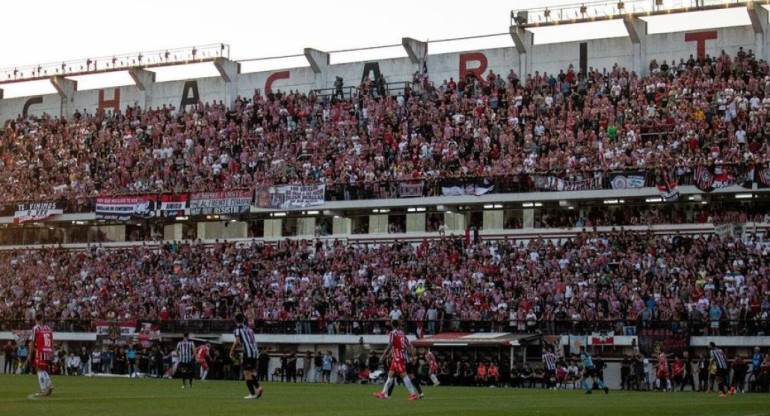 Hinchada de Chacarita. Foto: Instagram @chacaoficial