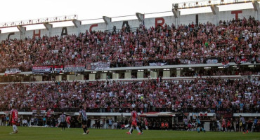 Hinchada de Chacarita. Foto: Instagram @chacaoficial