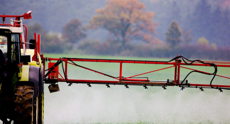 Uso de pesticidas. Foto: EFE