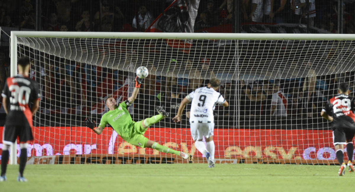 El penal atajado por Armani. Foto: Télam