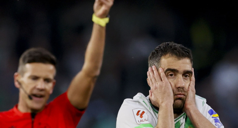 Sanción con tarjeta de un árbitro a un futbolista. Foto: EFE.