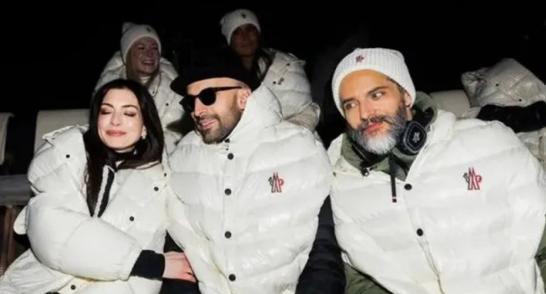 Joaquín Furriel junto a Anne Hathaway. Foto X.