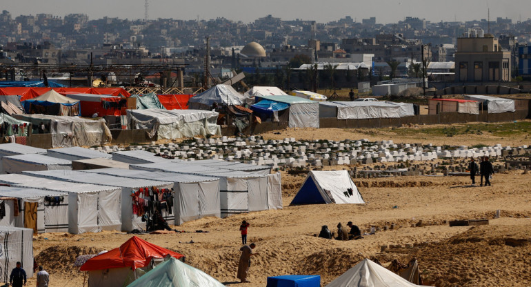 Palestinos refugiados en Rafah, frontera con Egipto. Foto: REUTERS.