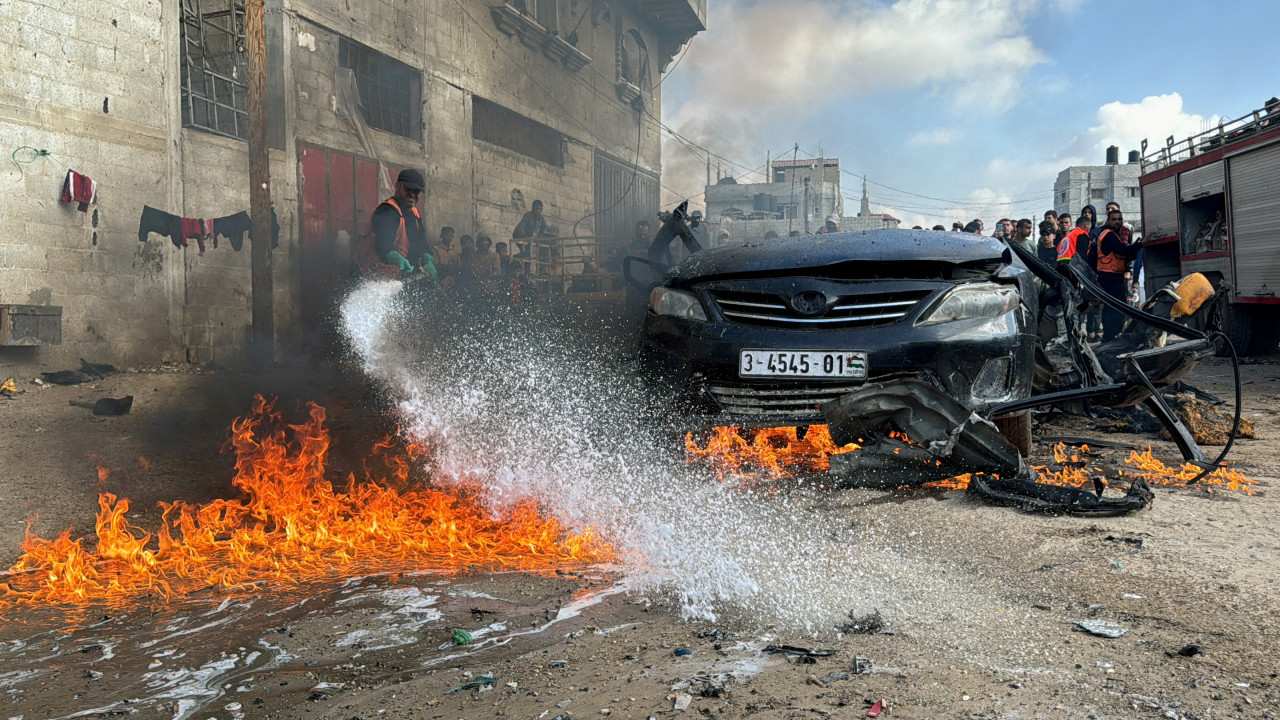 Ataques aéreos israelíes en el paso de Rafah. Foto: Reuters.