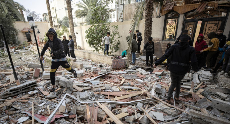 Ataques aéreos israelíes en el paso de Rafah. Foto: EFE.