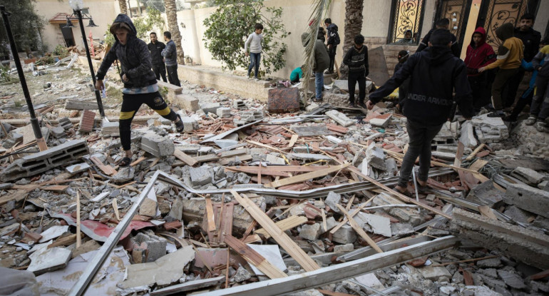 Ataques aéreos israelíes en el paso de Rafah. Foto: EFE.