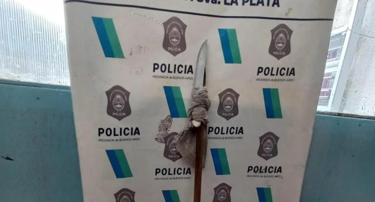 Intentó matar a su madre atando un cuchillo en la punta de un palo para usarlo como lanza. NA