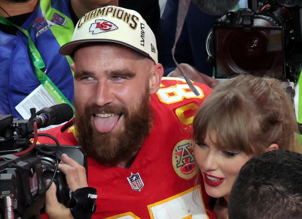 Travis Kelce festejó el Super Bowl con Taylor Swift. Foto: Reuters.