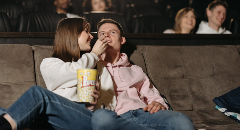 Pareja en el cine. Foto: Pexels