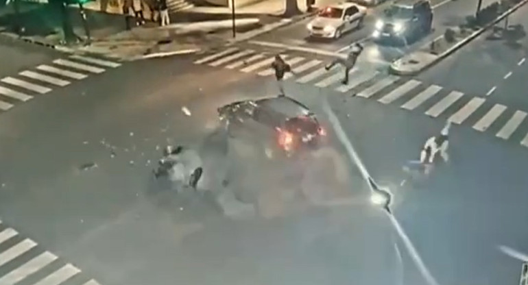 La camioneta tenía paso en verde cuando fue embestida por las dos motos. Foto: captura.