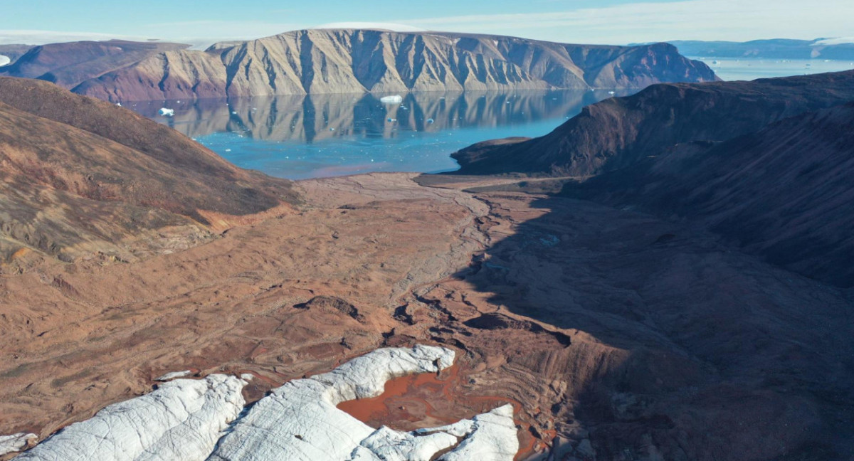 Desde arriba de Sydgletscher mirando hacia el fiordo Bowdoin, en Qaanaaq, noroeste de Groenlandia. Foto: EFE.