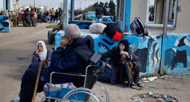 Pacientes palestinos evacuados del hospital Naser. Foto: Reuters.