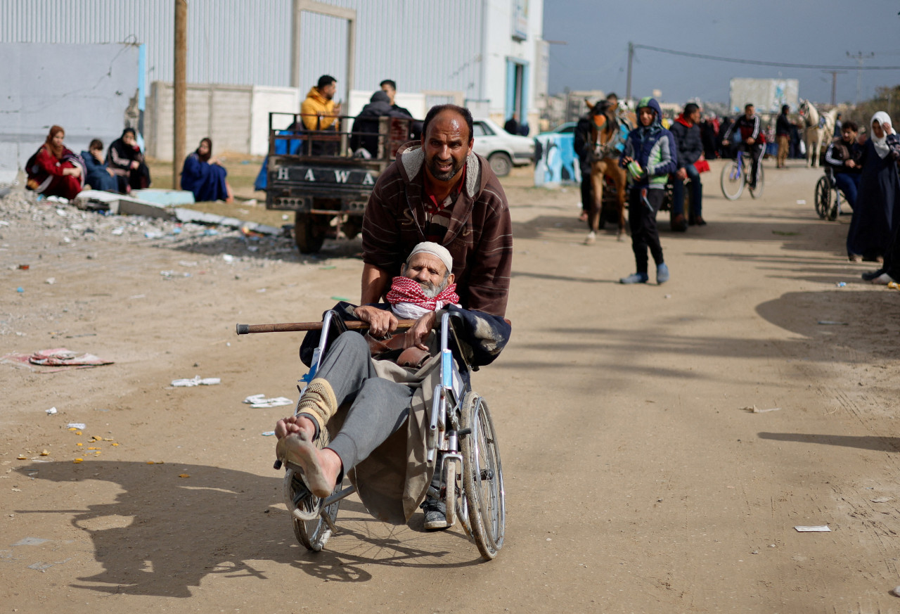 Evacuación del hospital Naser en la Franja de Gaza. Foto: Reuters.