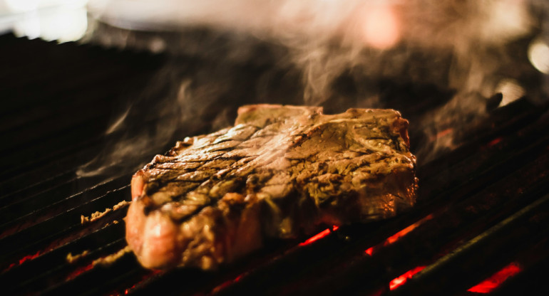 Carne a la parrilla. Foto: Unsplash