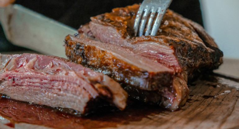 Carne a la parrilla. Foto: Unsplash