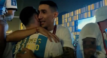 Abrazo de Lionel Messi y Ángel Di María tras la final del Mundial Qatar 2022. Foto: NA.