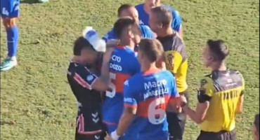 Agresión a Fernando Brandán en el Tigre - Chacarita por Copa Argentina. Foto: Captura de video.