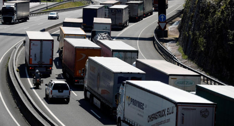 Vehículos pesados en una carretera del norte de España. Foto: EFE.