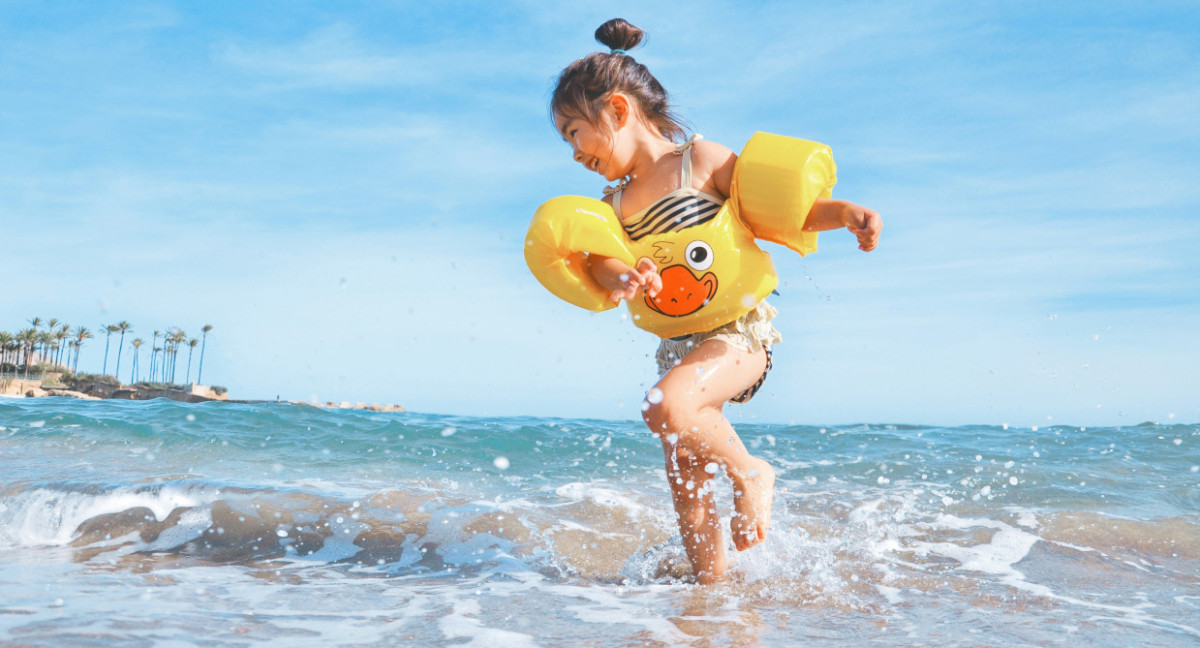 El color del traje de baños de los niños, clave para la seguridad en el agua. Foto: Unsplash.