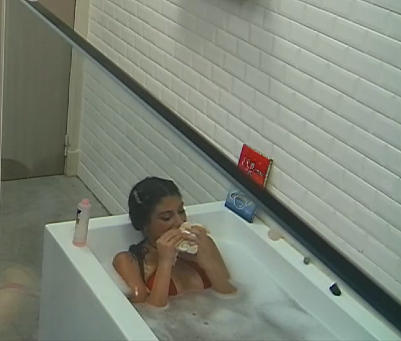 Rosina comiendo en la bañera. Foto: captura Telefe.
