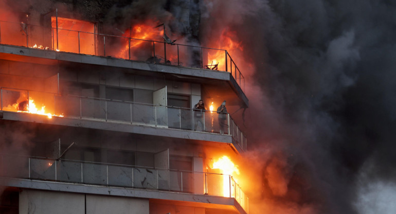 Incendio en una edificio de Valencia. Foto: EFE.