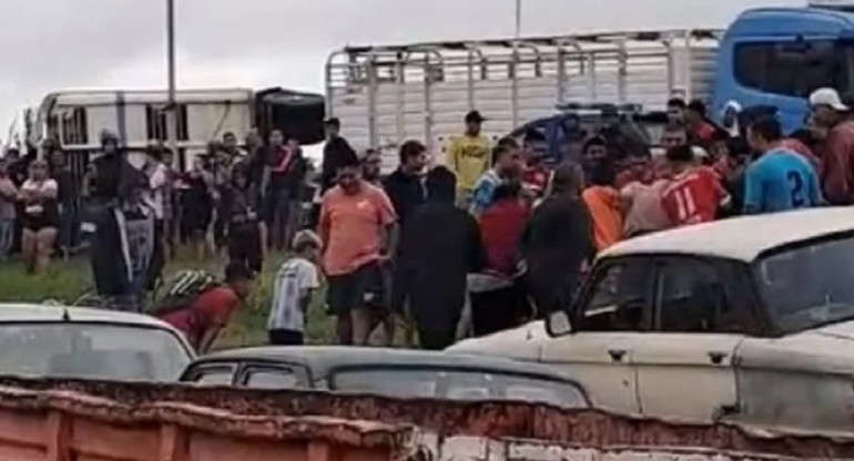 Vecinos faenaron las vacas que llevaba un camión que volcó. Foto: Captura.