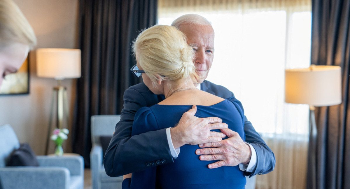 Joe Biden junto a Yulia Navalnaya, la esposa de Alexéi Navalny. Foto: REUTERS.