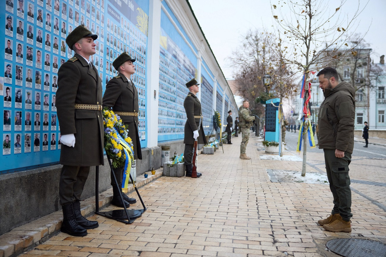 Zelenski en el Muro de la Memoria de los Defensores Caídos de Ucrania. Foto: Reuters