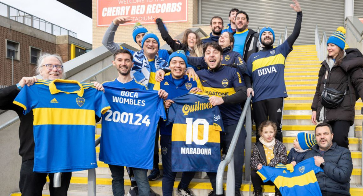 Hinchas de Boca en el estadio del AFC Wimbledon de Inglaterra. Foto: Twitter.