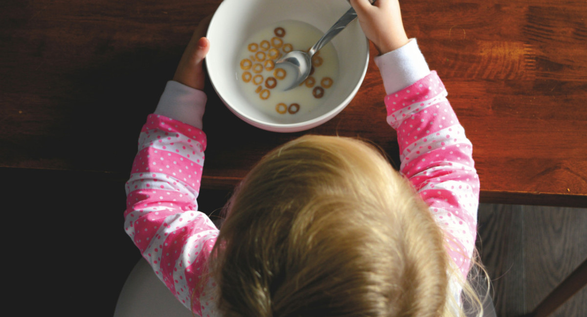 Niña comiendo. Foto: Unsplash.