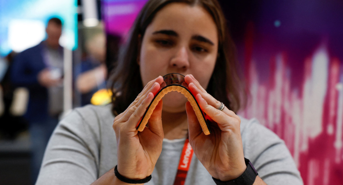 Motorola presentó el prototipo de un nuevo celular flexible. Foto: Reuters.