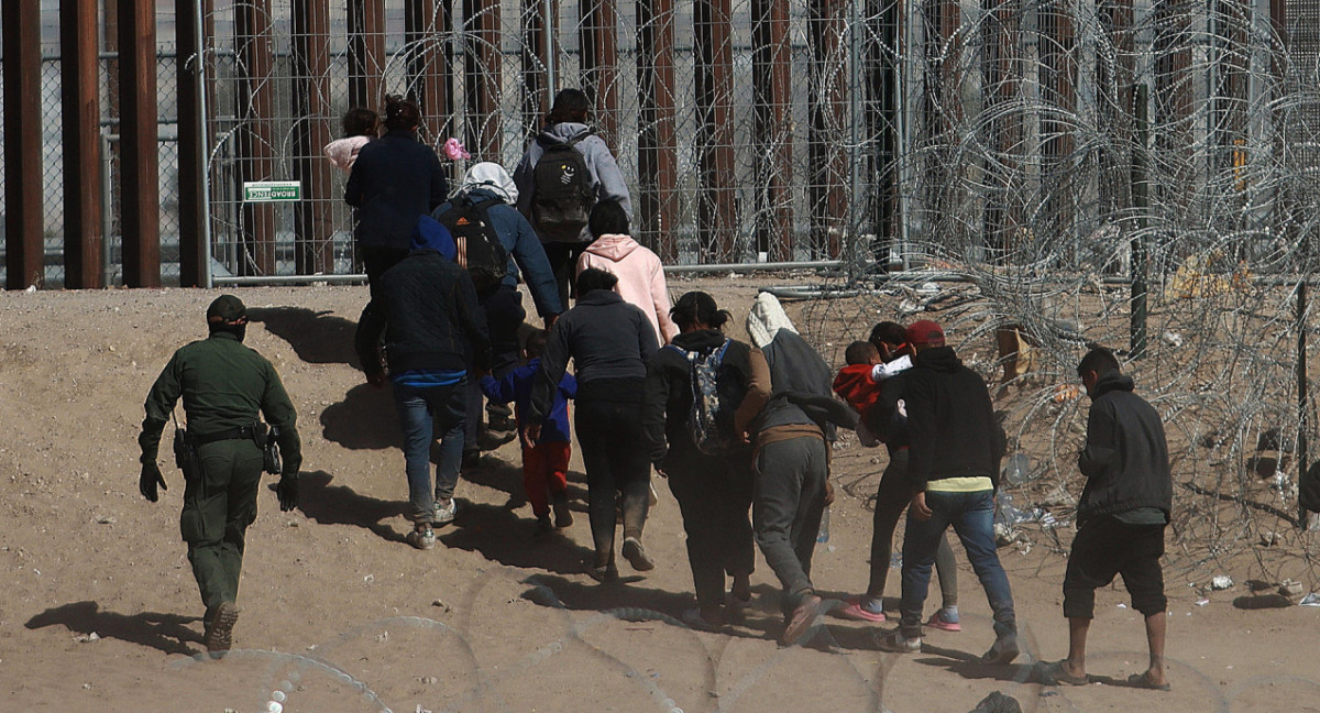 Migrantes en la frontera entre México y Estados Unidos. Foto: EFE.