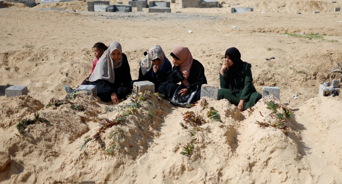 Palestinos en un improvisado cementerio en Rafah. Foto: Reuters.