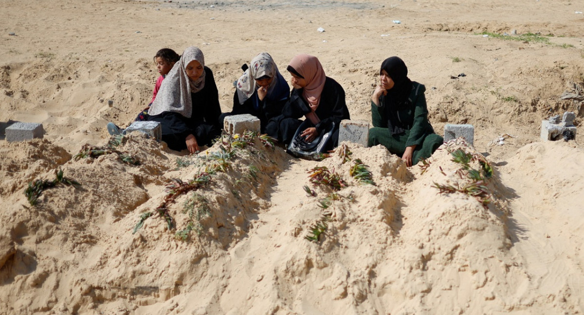 Palestinos en un improvisado cementerio en Rafah. Foto: Reuters.