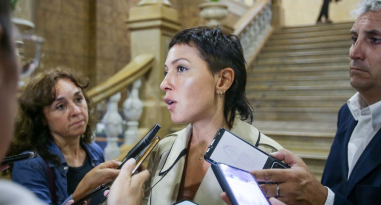 Mayra Mendoza estuvo presente en la conferencia de prensa de Axel Kicillof. Foto: prensa