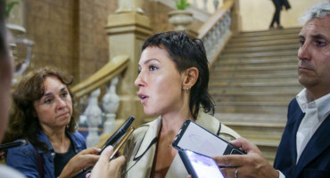 Mayra Mendoza estuvo presente en la conferencia de prensa de Axel Kicillof. Foto: prensa