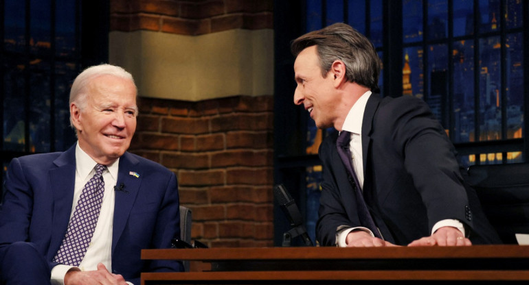 Joe Biden con Seth Meyers en Nueva York. Foto: Reuters.