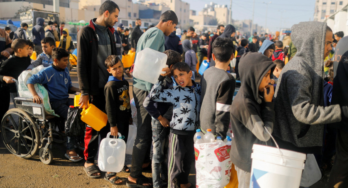 Largas filas para obtener agua en Gaza. Foto: Reuters