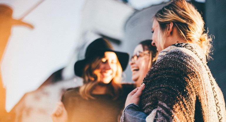 Día de la mujer, amigas, salida. Foto: Unsplash.