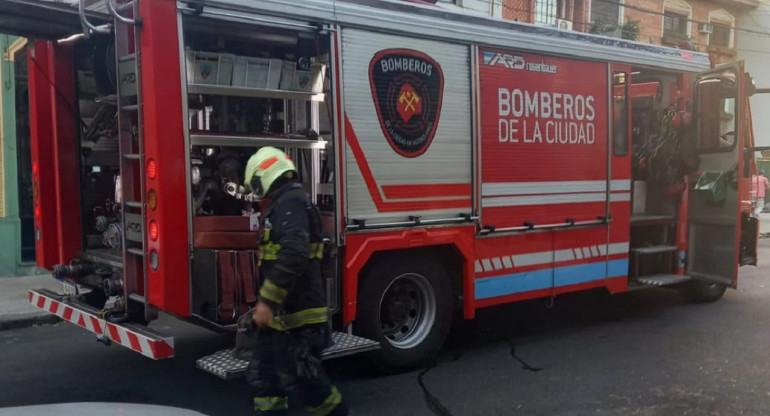 Los bomberos trabajaron en el lugar. Foto: NA.