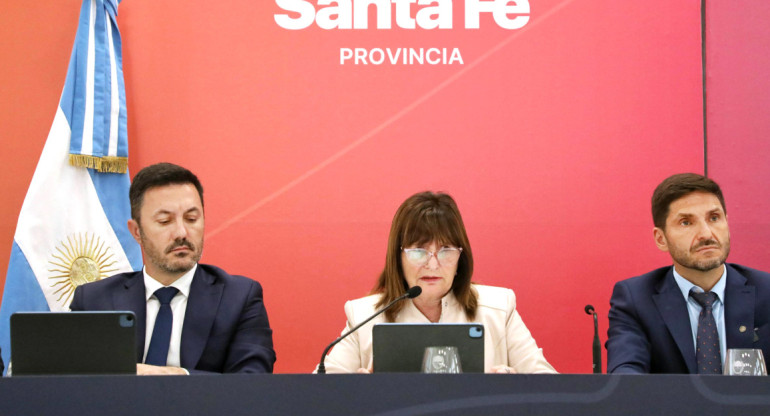 Patricia Bullrich junto a Luis Petri y Maximiliano Pullaro. Foto: NA