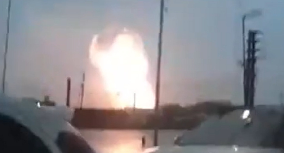 Cayó un rayo en una torre de alta tensión. Foto: captura video.