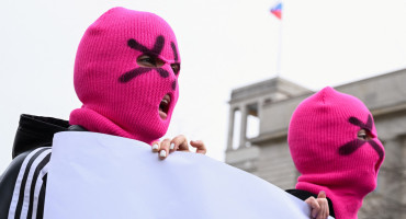 Las Pussy Riot protestando por la muerte de Navalny en Berlín. Foto: Reuters.