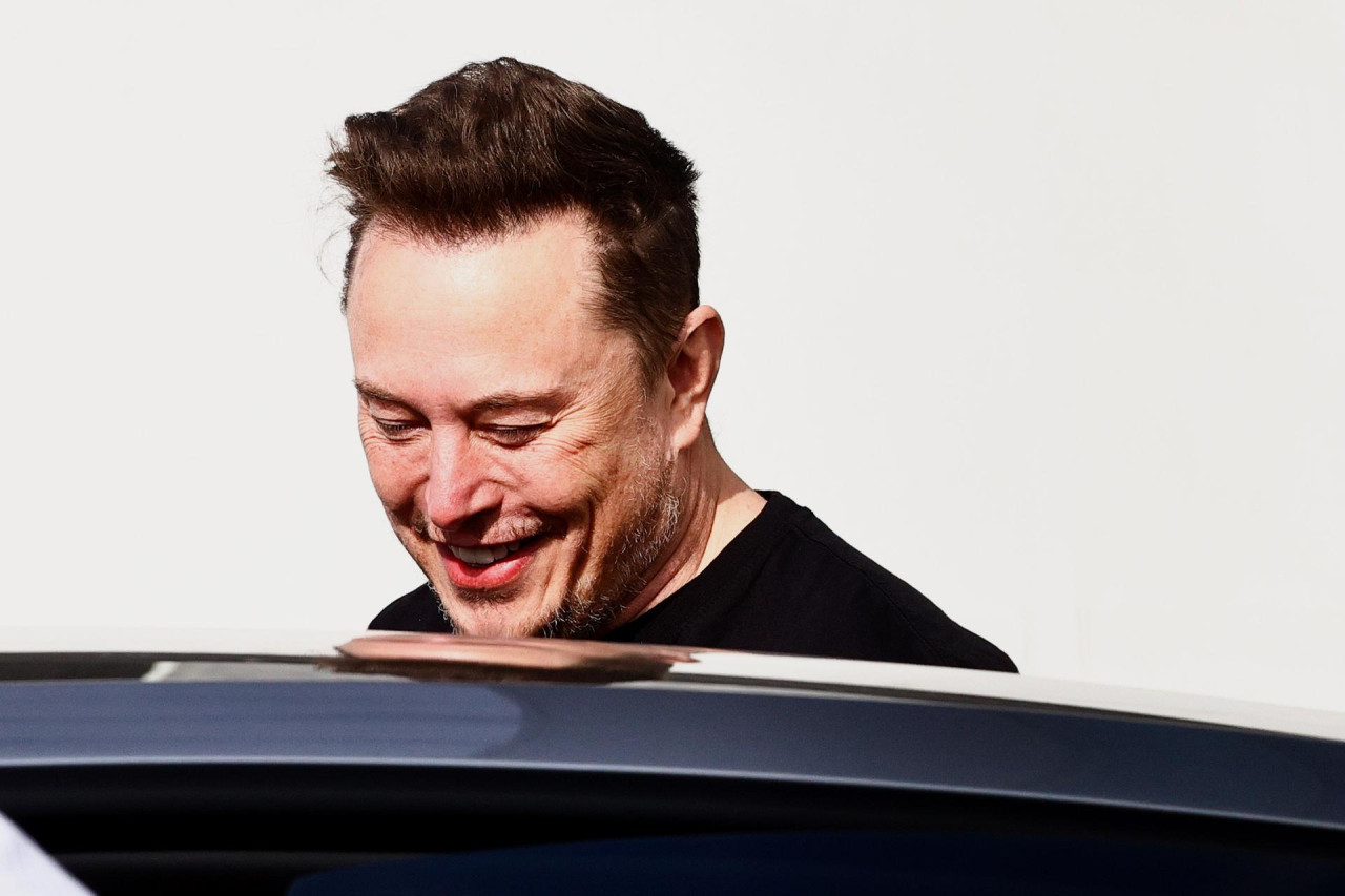 Elon Musk visitó una fábrica de Tesla en Alemania. Foto: EFE.